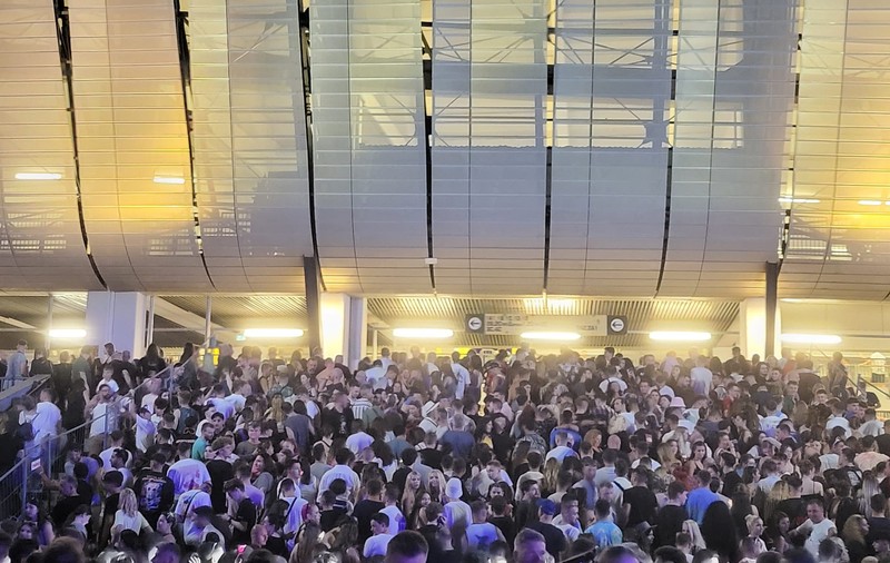 Sute de fani nu au putut intra la concertul Imagine Dragons de la Untold. „Am venit cu fetița de la Craiova și am rămas afară. Am dat 3.000 de lei pe nimic”. Ce spun organizatorii. VIDEO