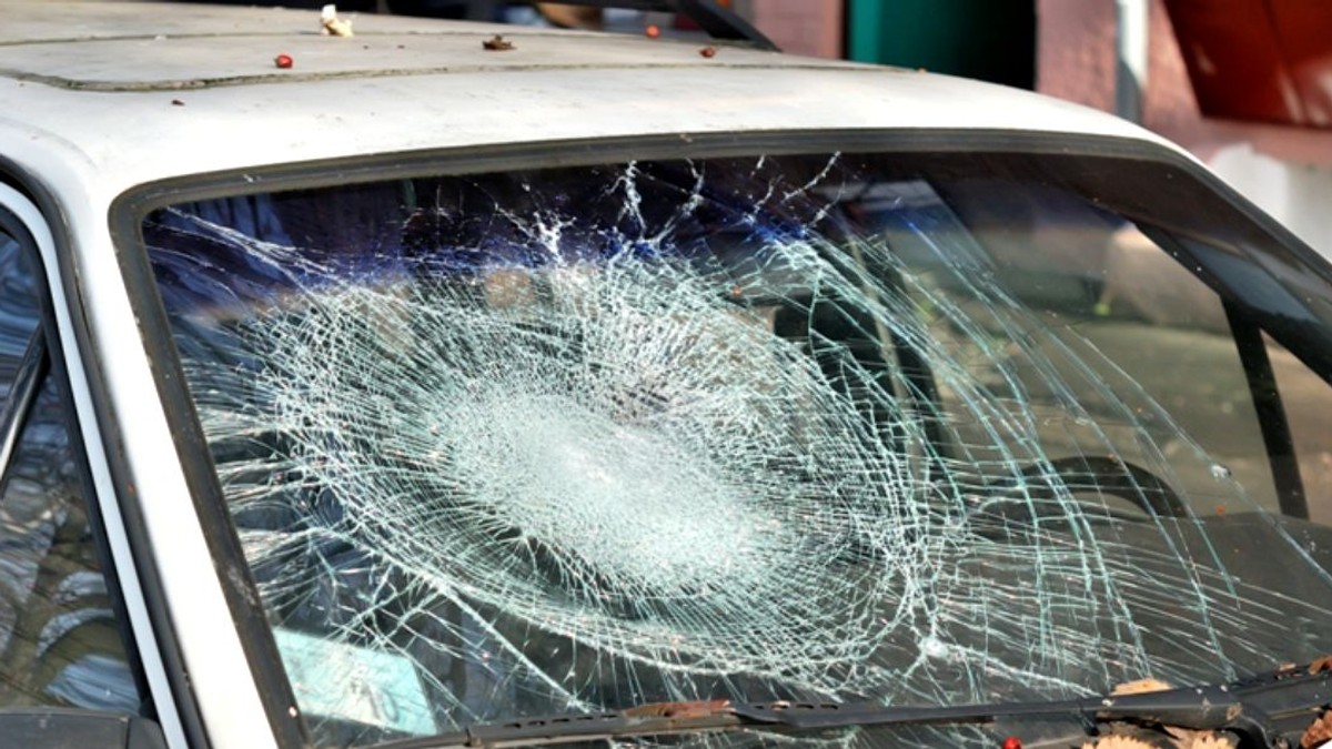 Un bărbat din Timișoara a spart parbrizele mai multor mașini după o ceartă cu iubita
