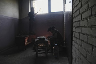 Cei care au rămas în Mariupol au stat săptămâni întregi fără energie electrică și apă. Foto: Profimedia