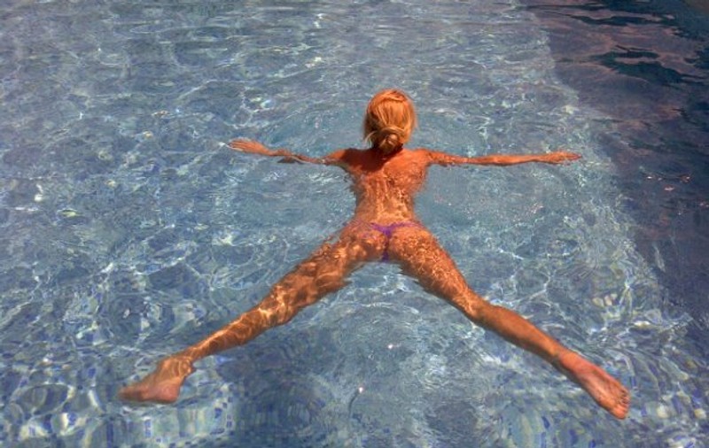 O vedetă DOTATĂ de la noi, CRĂCĂNATĂ în piscină | FOTO