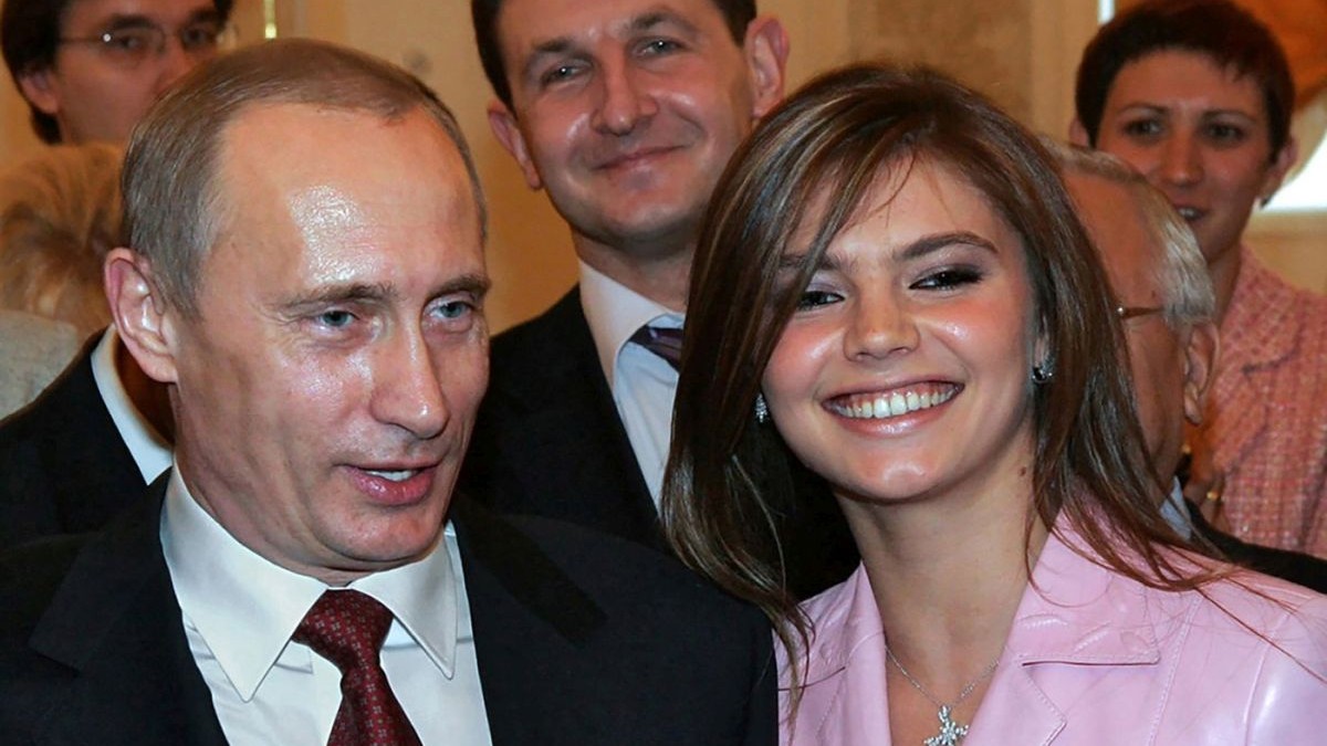 Vladimir Putin și Alina Kabaeva, zâmbesc în cadrul unui eveniment,