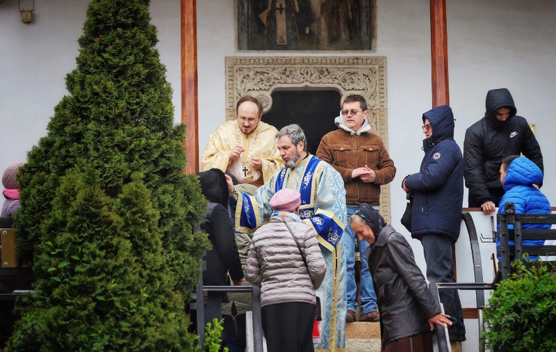 Anunţul Patriarhiei după ce la mai multe biserici din ţară credincioşii s-au împărtăşit cu aceeaşi linguriţă: Fără oameni la slujbe