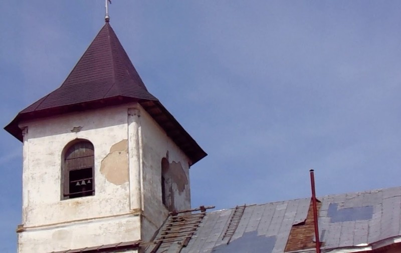 Acoperișul bisericii-monument istoric din Ștefănești, smuls de vântul puternic. Efectele furtunii din Botoșani