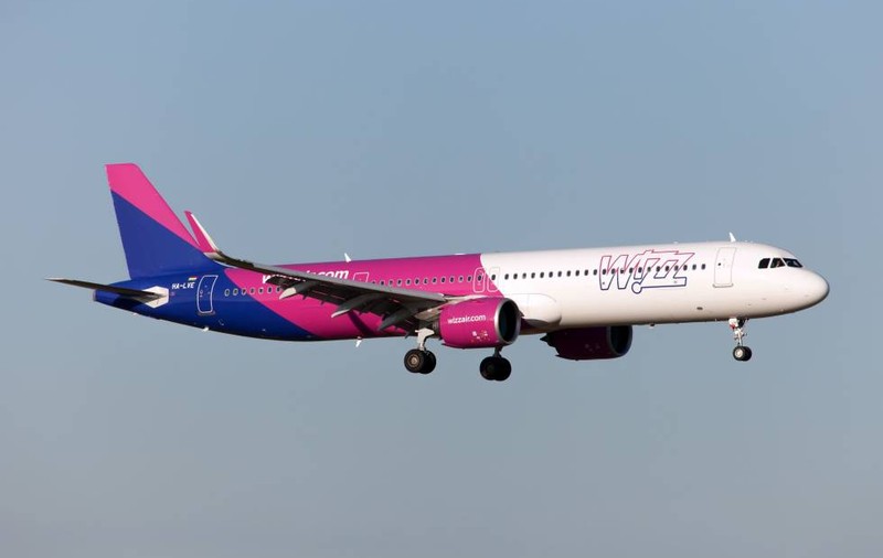 Zeci de români, lăsați de Wizz Air pe aeroportul din Barcelona. Explicația  companiei