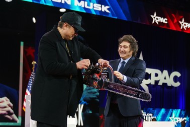 February 20, 2025, National Harbor, District Of Columbia, USA: Argentine President JAVIER MILEI hands US entrepreneur and U.S. special government employee ELON MUSK a chainsaw at the Conservative Political Action Conference (CPAC) 2025 at National Harbor. (Credit Image: © Will Oliver/Pool via CNP via ZUMA Press Wire)