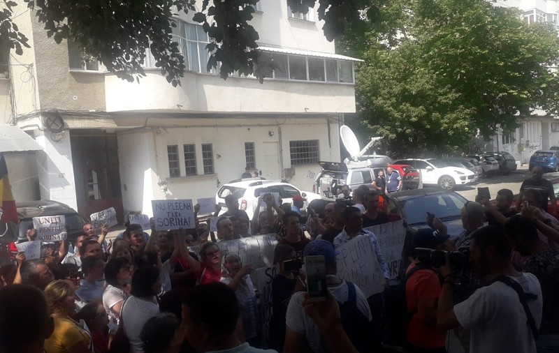 Proteste în Craiova și Baia de Aramă. Oamenii sunt nemulțumiți de modul în care a fost luată Sorina de lângă asistenții maternali / FOTO&VIDEO