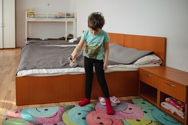 Dasha, o fetiță din Ucraina, se joacă într-o cameră din centrul din Băicoi