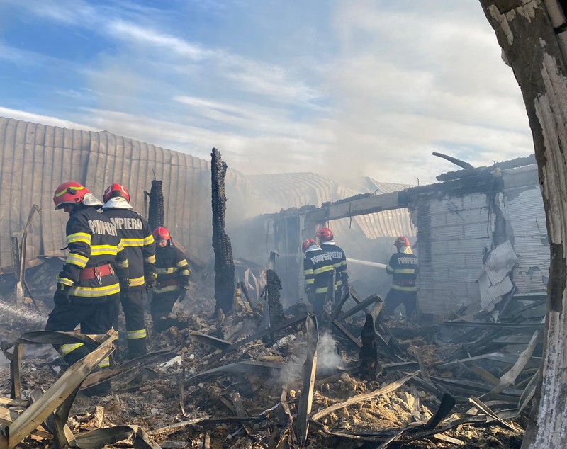 UPDATE | Incendiu la Ferma Dacilor: a fost recuperată a șaptea victimă - un copil. O altă persoană, încă dispărută. Pensiunea nu avea nici autorizație de construire
