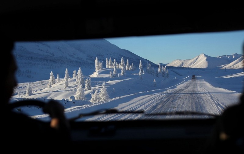 Un tânăr de 18 ani, care s-a rătăcit pe Drumul Oaselor din Rusia, a murit îngheţat în propria maşină. A degerat la minus 50 de grade Celsius