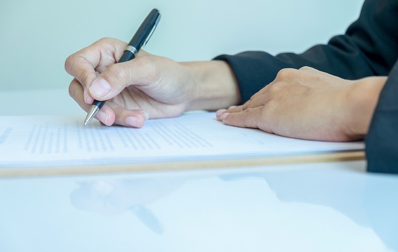 O angajată de la o Casă de Ajutor Reciproc a Pensionarilor din Suceava este acuzată că a furat 1,6 milioane de lei falsificând aproape 2.000 de documente