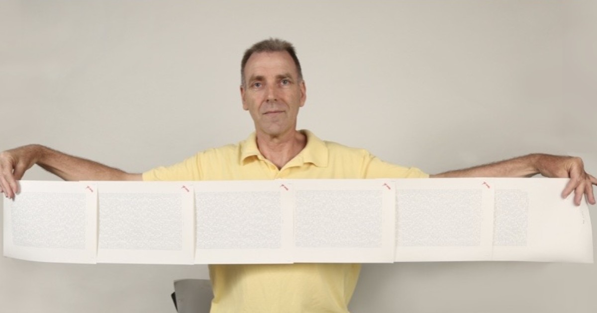 Laurence Watkins își ține în mână certificatul de naștere care enumeră toate cele 2.253 de nume ale sale.
