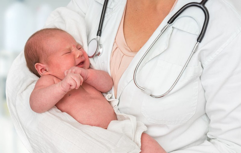 Naștere în pandemie la Sanador. O mamă cu COVID a fost trimisă noaptea la un alt spital, fără copil