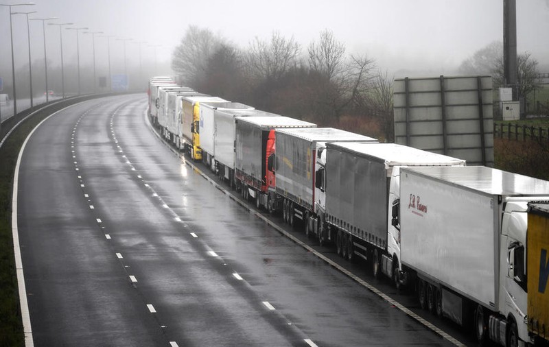 Camioanele se îngrămădesc în Anglia, în timp ce Marea Britanie și Franța poartă discuții de criză pentru redeschiderea frontierei