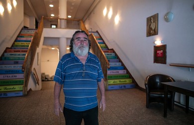 Domnul Mircea, în holul cinematografului