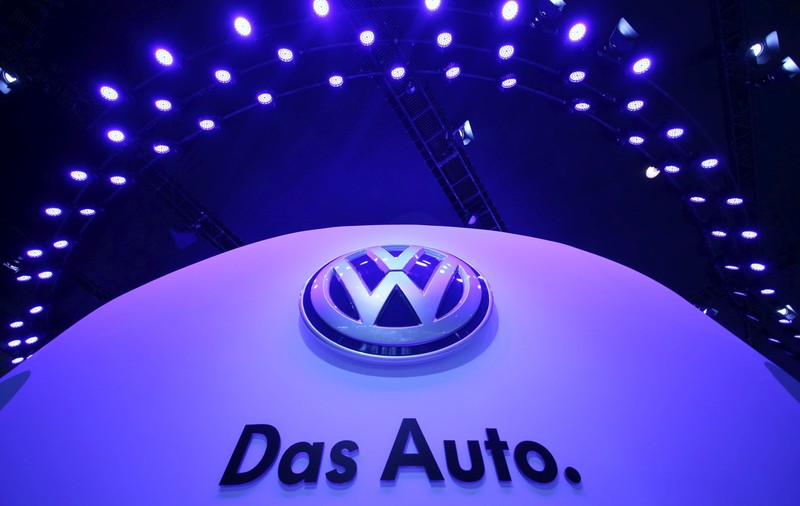 Cum arată parcările gigantice ale Volkswagen unde sunt ținute cele 300.000 de vehicule rechemate în SUA - VIDEO