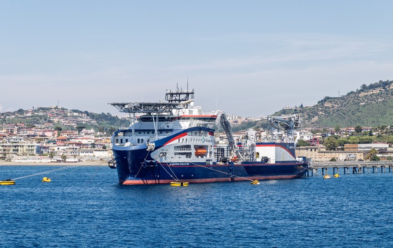 Primul cablu electric submarin de 200 km dintre Africa și Europa, care costă 1.420.000.000 de euro, pozat de nave construite în România