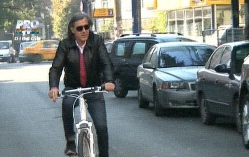 Foto | Ilie Năstase a lăsat mașina pentru bicicletă