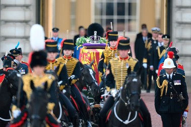 Sicriul a fost scos din Palatul Buckingham. Foto: Profimedia