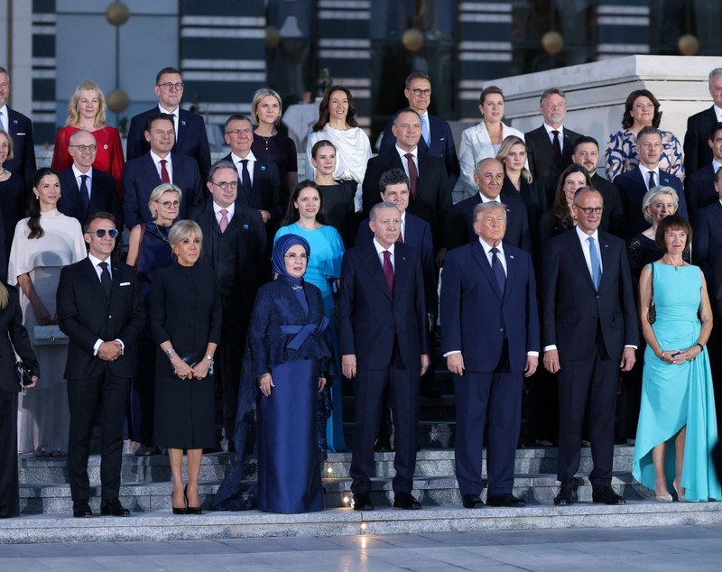 Gestul făcut de Nicușor Dan la întâlnirea cu Recep Tayyip Erdoğan și Emine Erdoğan. Ce s-a întâmplat chiar înaintea fotografiei oficiale