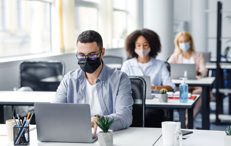 Cum influențează revenirea la birou diferite generații și care dintre angajați și-ar putea da demisia, dacă li se ia opțiunea programului flexibil