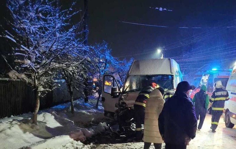 Două microbuze şi un TIR, pline cu 24 de oameni, s-au ciocnit la Ariceştii Rahtivani, în Prahova. Mai multe persoane, duse la spital după accident