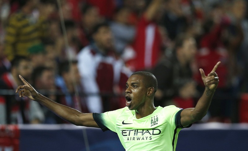 epa05009680 Manchester City's Brazilian midfielder Fernandinho celebrates after scoring the 0-2 lead against Sevilla CF during the their UEFA Champions League group D soccer match played at Sanchez Pizjuan stadium, in Sevilla, southern Spain, 03 November 2015. EPA/Julio Munoz