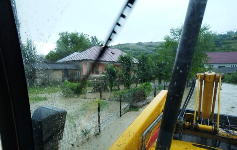 Inundații în Bistrița-Năsăud. 35 de gospodării, afectate de ploile torențiale