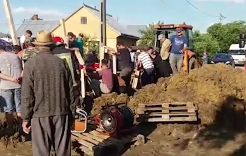 Un bărbat de 40 de ani, mort sub un mal de pământ în Suceava