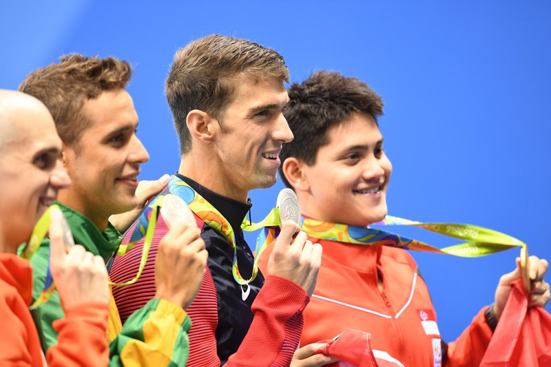 epa05479234 Joint silver medalists Laszlo Cseh of Hungary (L-R), Chad Guy Bertrand Le Clos of South Africa, Michael Phelps of USA, and Gold medalist Joseph Schooling of Singapore pose during the round of honour after the medal ceremony for men's 100m Butterfly Final race of the Rio 2016 Olympic Games Swimming events at Olympic Aquatics Stadium at the Olympic Park in Rio de Janeiro, Brazil, 12 August 2016. EPA/BERND THISSEN