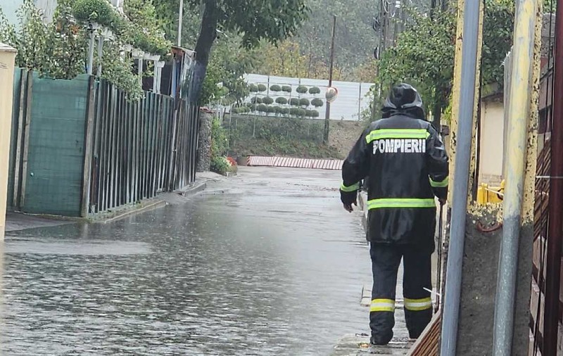 Cod roșu și portocaliu de ploi în Constanța, Tulcea, Călărași și Ialomița, începând de marți seară. Un județ a decis deja să-și închidă școlile