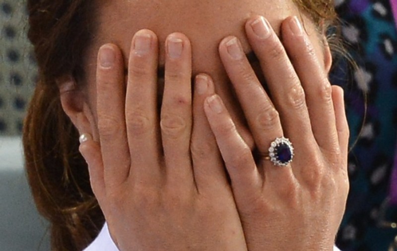 MOMENT PENIBIL! Kate Middleton, DEZBRĂCATĂ de prinţul William în public! 