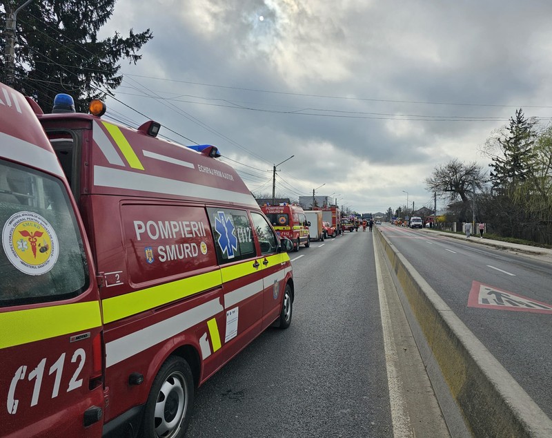Microbuz de elevi lovit de un TIR pe DN7 la Tărtășești, în Dâmbovița. A fost activat planul roșu de intervenție
