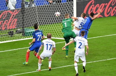 epa05406299 Olivier Giroud of France (R) scores the 5-1 goal during the UEFA EURO 2016 quarter final match between France and Iceland at Stade de France in Saint-Denis, France, 03 July 2016. (RESTRICTIONS APPLY: For editorial news reporting purposes only. Not used for commercial or marketing purposes without prior written approval of UEFA. Images must appear as still images and must not emulate match action video footage. Photographs published in online publications (whether via the Internet or otherwise) shall have an interval of at least 20 seconds between the posting.) EPA/GEORGI LICOVSKI EDITORIAL USE ONLY