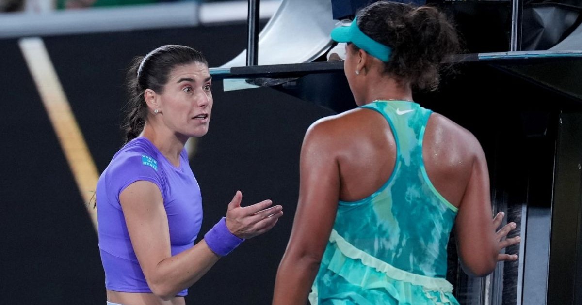Sorana Cîrstea îi reproșează la fileu adversarei sale, Naomi Osaka, faptul că a vorbit între puncte în meciul direct de la Australian Open, 22 ianuarie 2026