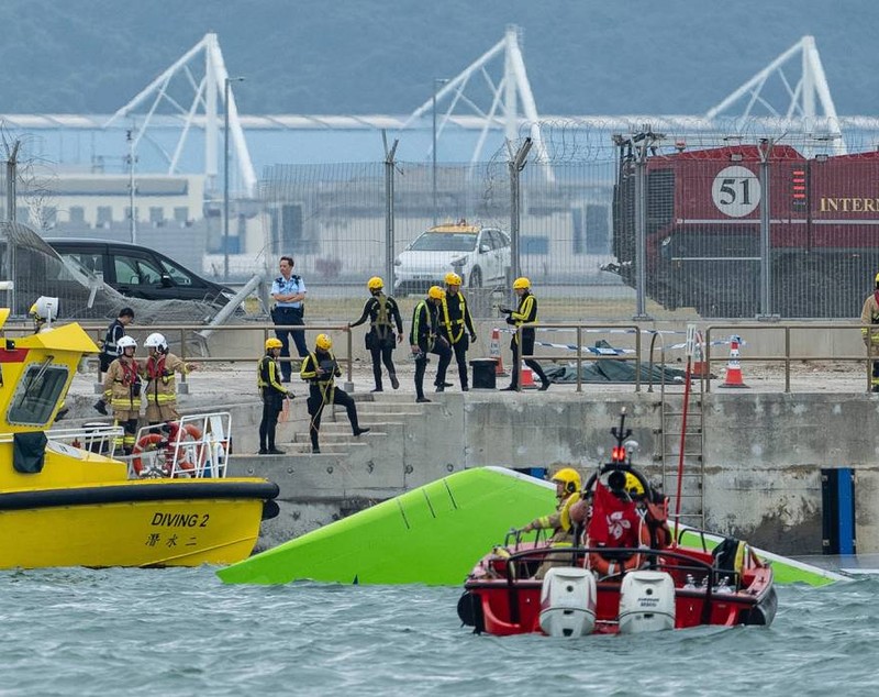 Un Boeing s-a rupt în două și a ajuns în mare la Hong Kong. Doi angajați au murit după ce avionul le-a lovit mașina