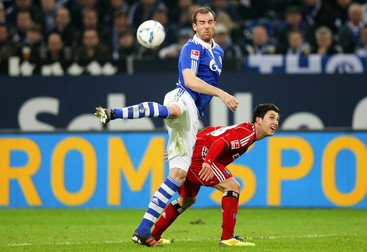 Metzelder (în albastru), în tricoul lui Schalke 04.