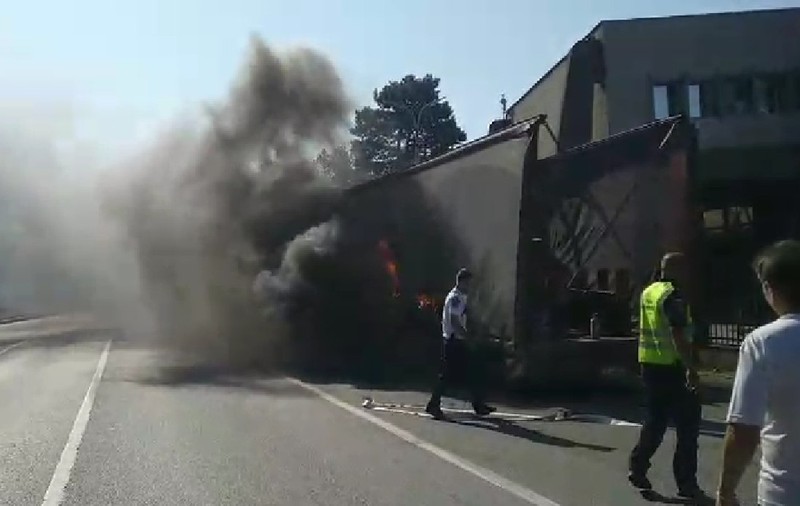 Anvelopa unui TIR a luat foc în mers, în zona Vămii Porţile de Fier I. Circulația este oprită pe DN6