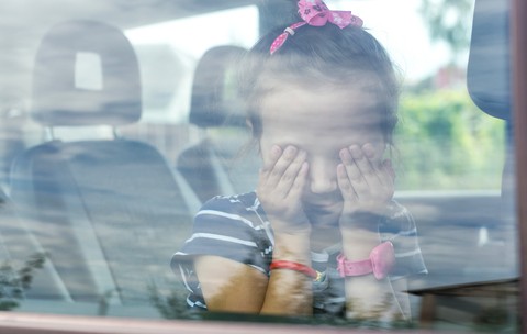 Un bărbat român este anchetat în Italia pentru abandon de copii, după ce și-a lăsat fiica de 7 ani singură într-o mașină încuiată