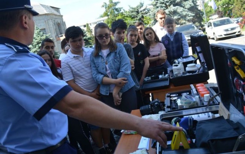 Copiii din Botoșani au văzut cum sunt prinși adulții care iau mită. Polițiștii le-au făcut demonstrații cu substanțe invizibile