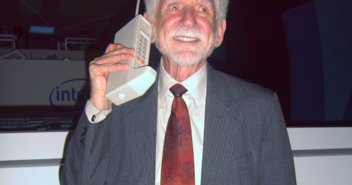 Martin Cooper, inventatorul telefonului mobil, împreună cu modelul Motorola DynaTAC 8000X, primul telefon din lume, a împlinit 35 de ani. Martin Cooper, inventatorul telefonului mobil, împreună cu modelul Motorola DynaTAC 8000X