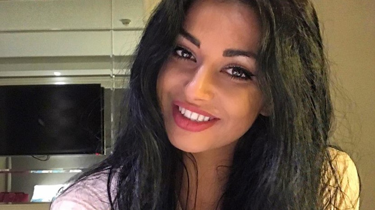 Ce face Elena Ionescu, ex-Mandinga, în camera de hotel. "Nu vrei să te audă toți" | VIDEO