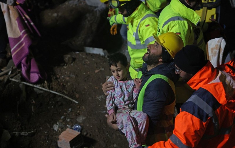 Intervenții în întuneric, prin ger. Copii scoși de sub dărâmături în a treia noapte de intervenție de la cutremurul din Turcia. Imagini emoționante