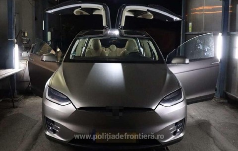 Tesla Model X gri, cu portierele deschise, fotografiata la Vama Sighetu Marmației