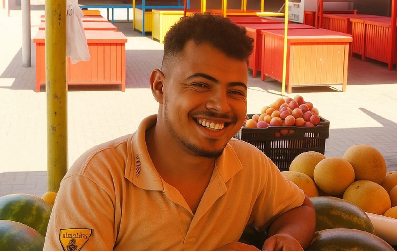 Mahomed din Egipt vinde prune, usturoi și mărar în piața din Gherla: „Amu’ vă dau”, le răspunde el cumpărătorilor