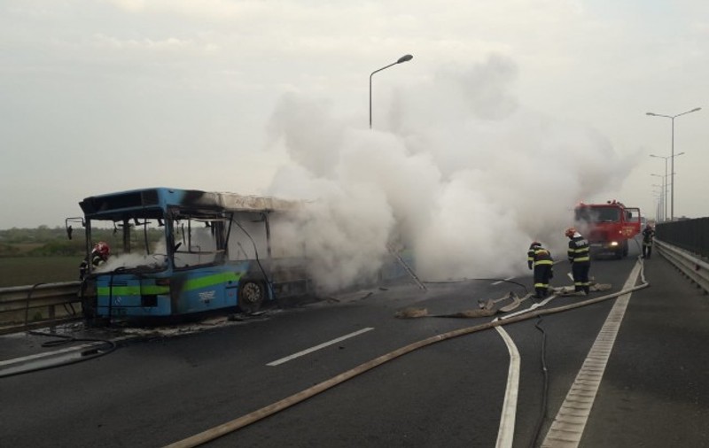 Un autobuz care mergea pe autostrada Arad - Timișoara a luat foc