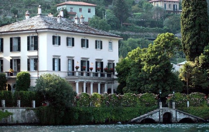 Beckham vrea să-i ia casa lui George Clooney