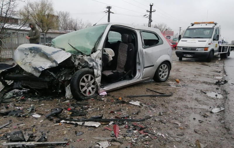 UPDATE | Carambol cu patru mașini pe centura orașului Focșani. Două persoane au murit și alte patru au fost rănite