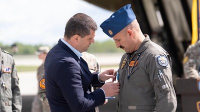 Pilotul român de F-16 care a doborât o dronă în Estonia, decorat de Radu Miruță și conducerea MApN: „În spatele acelui moment au stat ani de pregătire”