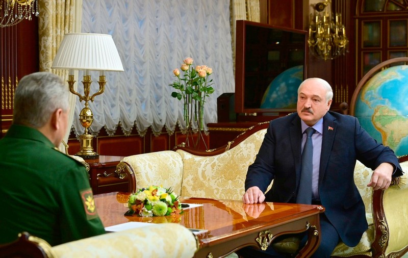 Lukașenko s-a întâlnit cu Șoigu și i-a cerut garanții că Rusia va apăra Belarusul dacă va fi atacat