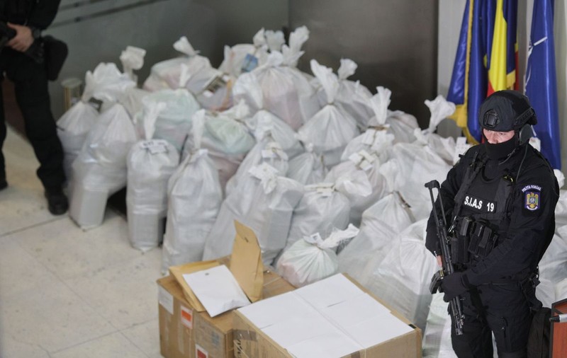 Jumătate de tonă de cocaină, descoperită în cutii de banane, într-un depozit din București